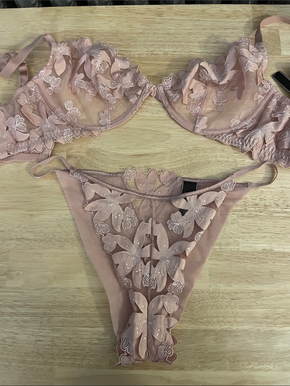 Victoria’s Secret Floral Embroidered Bra & Thong Set - Light Pink L 38C